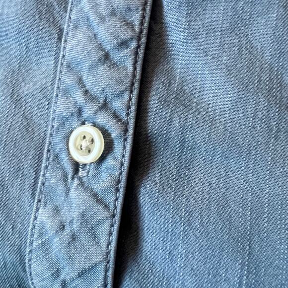 Women's Chambray Button Up Shirt Size Medium Casual Preppy Classic - Picture 8 of 8